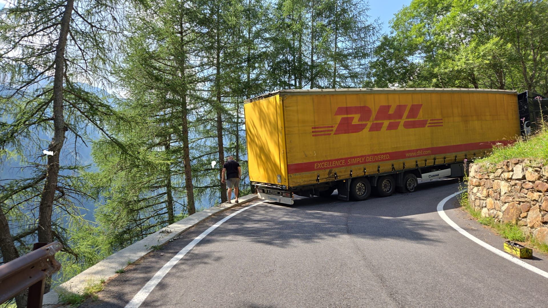 Gavia, strada chiusa per un autotreno in avaria